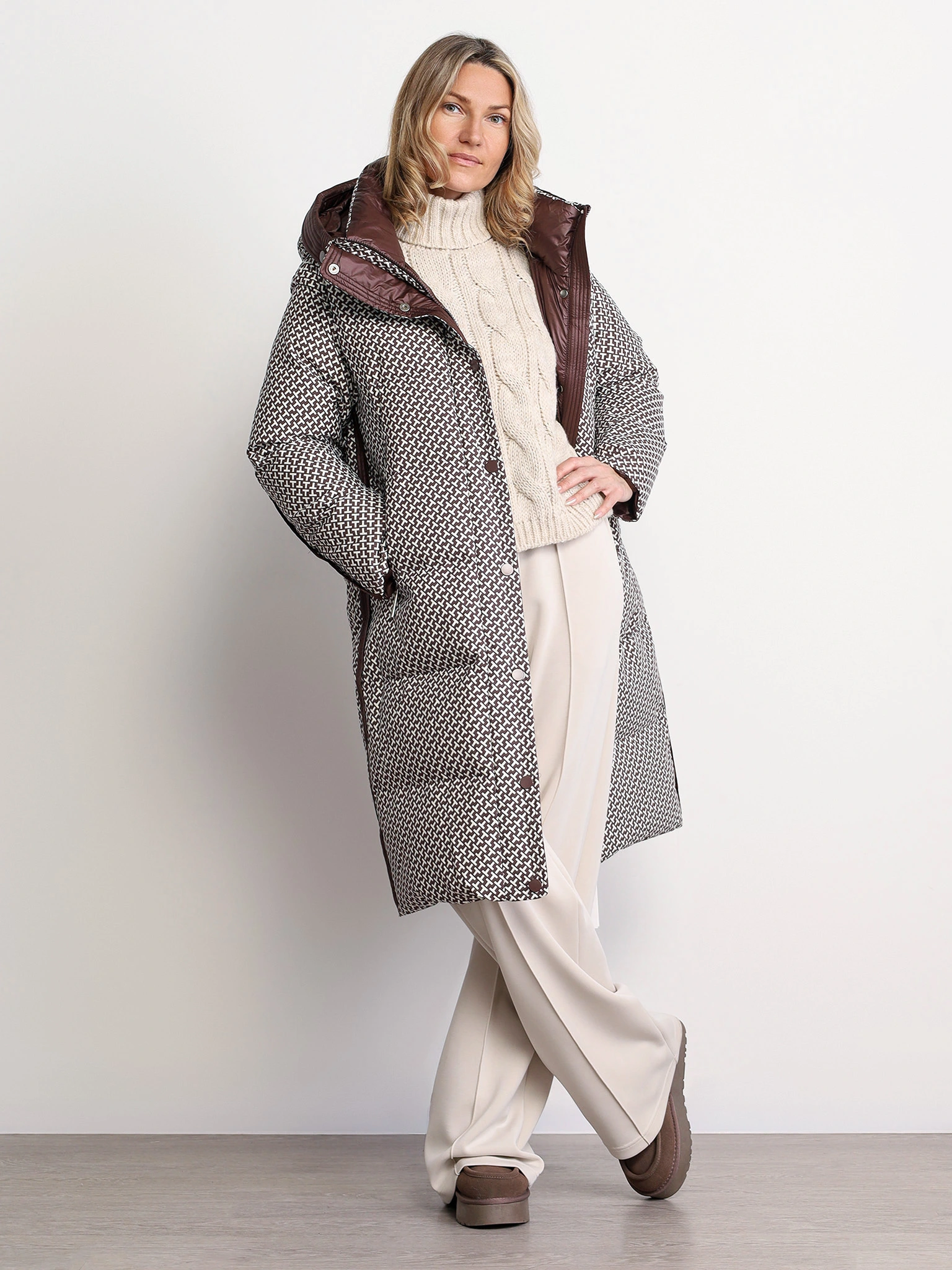 Пуховик коричневого цвета с капюшоном